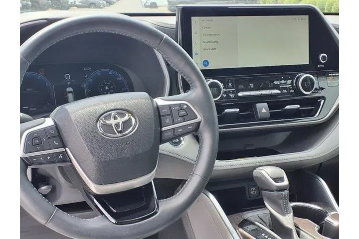 $35403 : Toyota Highlander 2023 L 4dr image 8