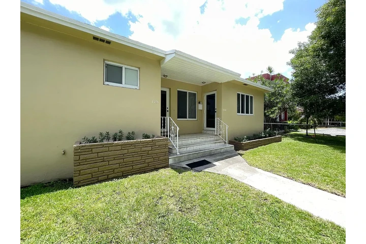 $900 : Freshly painted Great location image 9