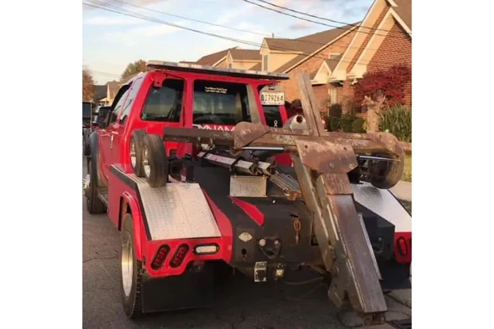 Perdomo Tow Truck image 4