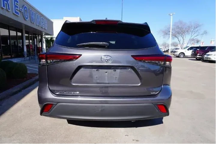 $25988 : Toyota Highlander 2020 LE 4d image 5