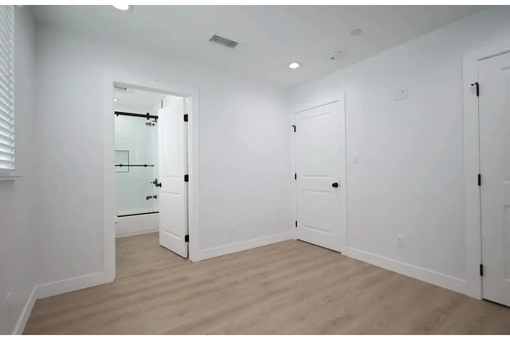 $2355 : Nice  3 bedroom house In LA image 4