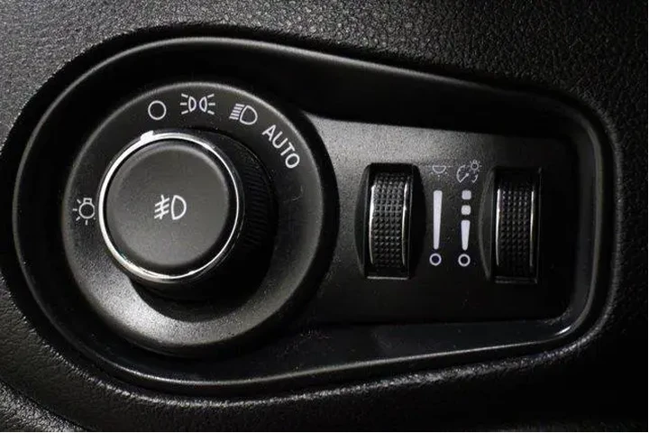 $14898 : Jeep Renegade 2018 4x4 Latit image 10