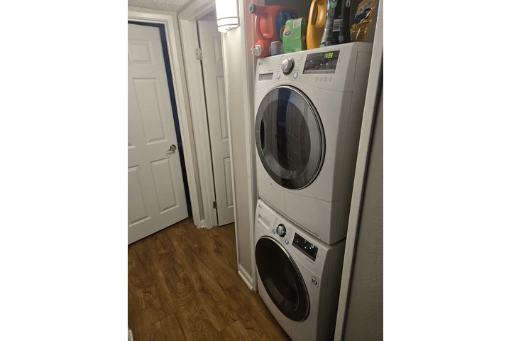 $1300 : Se renta cuarto con baño priva image 2