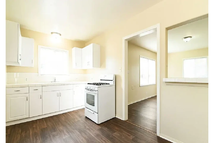 $1050 : renovated charming 2 bedroom image 2