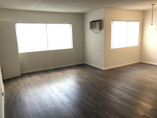 $2000 : Los Angeles  Apartment image 2