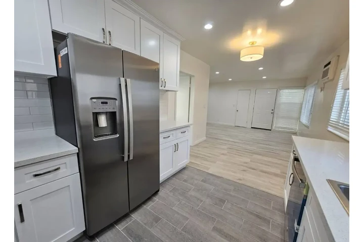$1875 : 2 Bedroom Apt in Vermont Ave image 5