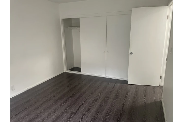 $2450 : Super Grande  132 E Adams Blvd image 7