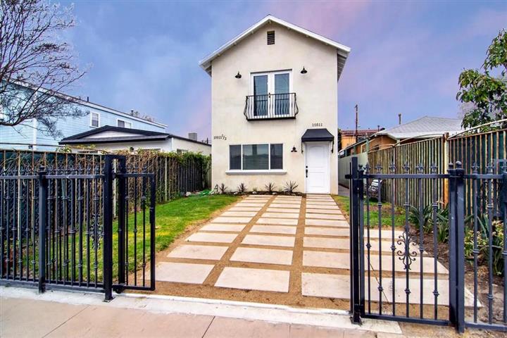 $1800 : North Hollywood 2 & 2.5 Home image 1