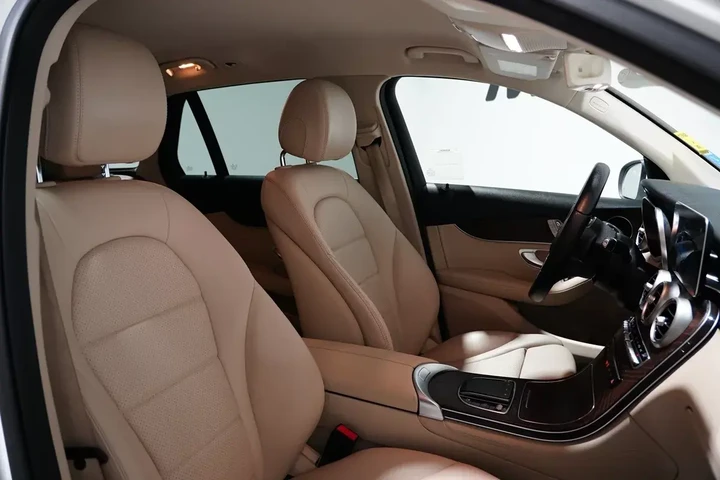 $22156 : 2020 GLC 300 image 8