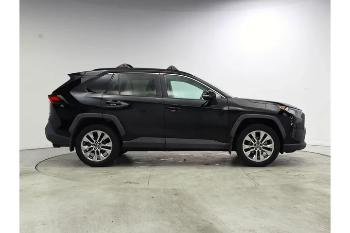 $27998 : Toyota RAV4 2021 XLE Premium image 7