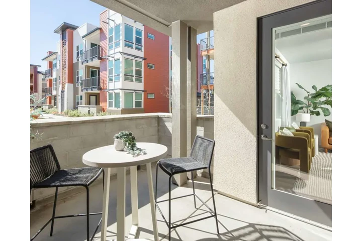 $2500 : Apartment building image 6