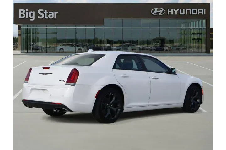 $23988 : Chrysler 300 2023 S V6 4dr S image 4