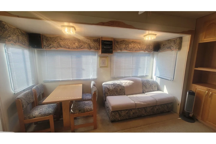 $1500 : 30 FT TRAILER image 4