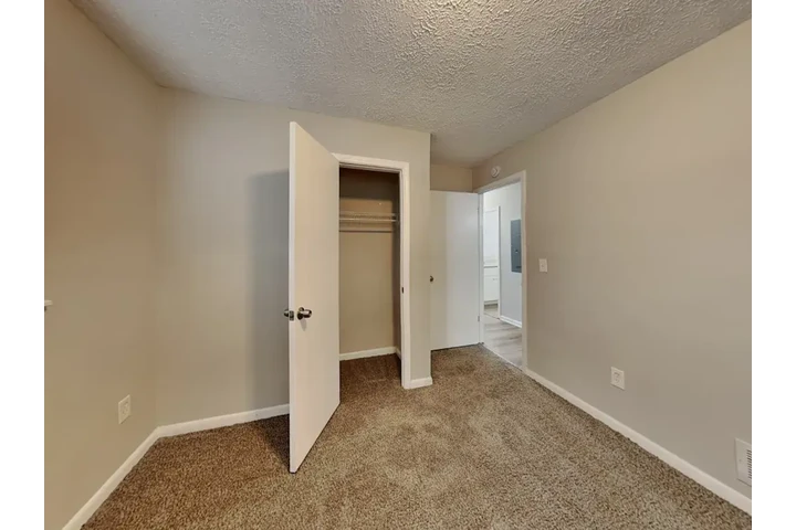 $1050 : SINGLE FAMILY HOUSE image 8