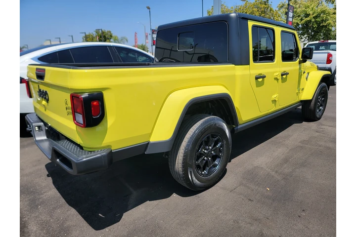 2023 Jeep Gladiator Willys image 2