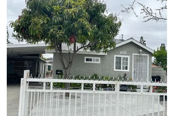 $1030 : 1BEDS 1BA HOUSE FOR RENT IN LA image 1