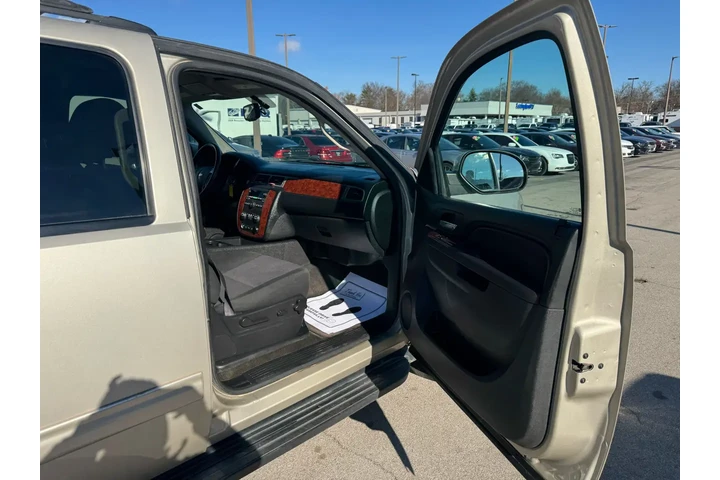 $8980 : 2013 Suburban 4WD 4dr 1500 LS image 8