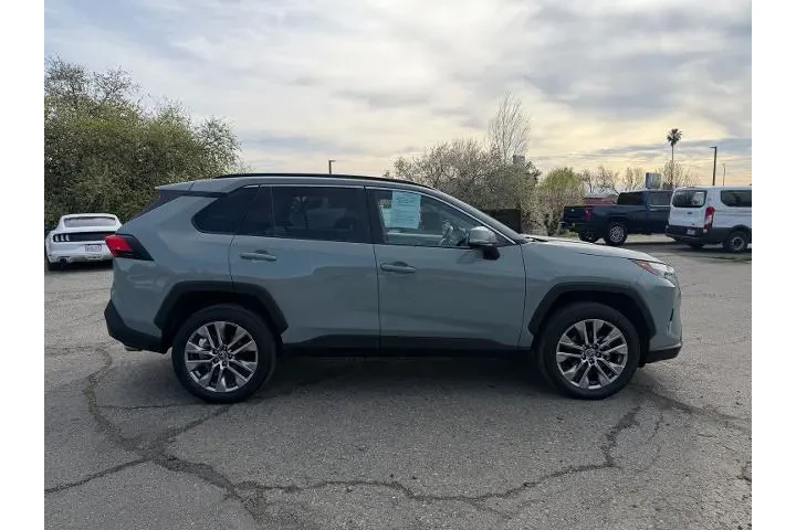 $32500 : Toyota RAV4 2022 AWD XLE Pre image 6