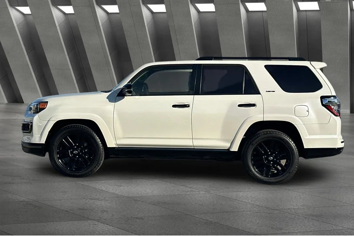$39900 : Toyota 4Runner 2021 AWD Nigh image 7
