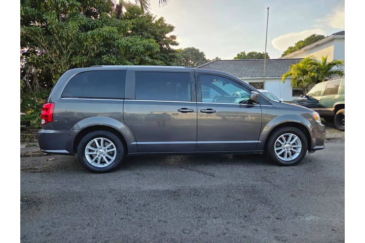 $5700 : Dodge grand caravan image 6