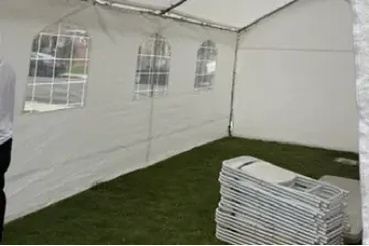 RENTA DE MESAS Y SILLAS image 1