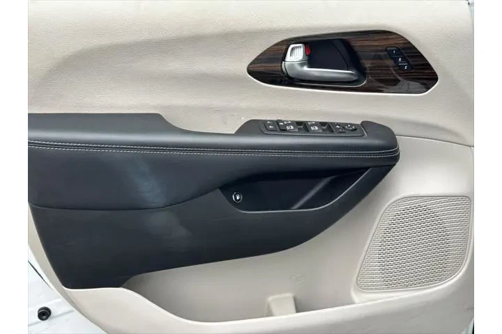 $28995 : Chrysler Pacifica Plug-In Hy image 10