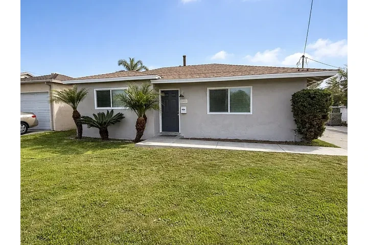 $1800 : 🌆La Reina Ave, Downey, CA image 1