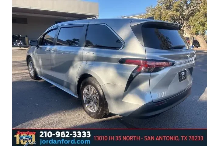 $25415 : Toyota Sienna 2021 LE 8-Pass image 5