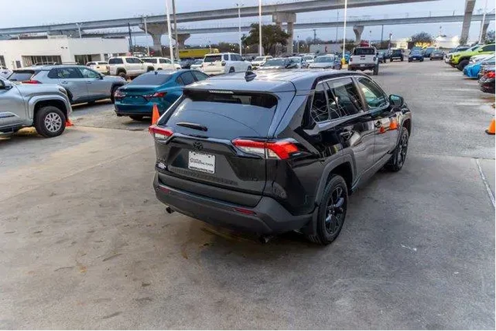 $27960 : Toyota RAV4 2025 LE 4dr SUV image 6