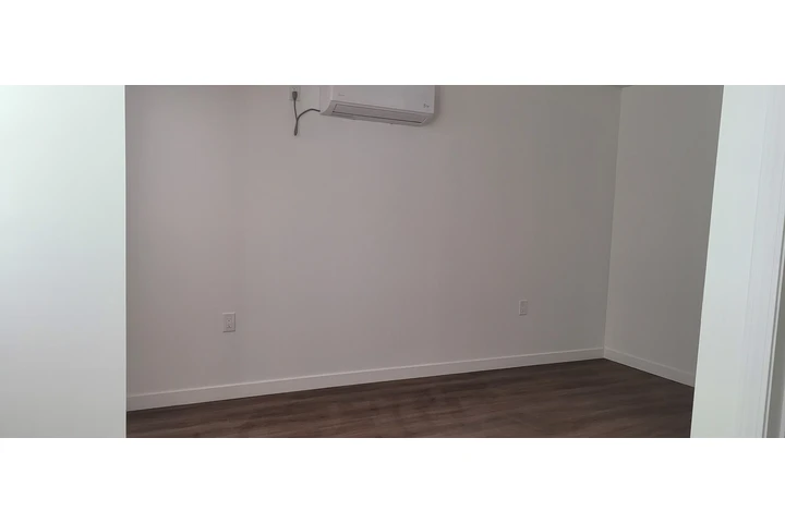 $1650 : Studio disponible image 4