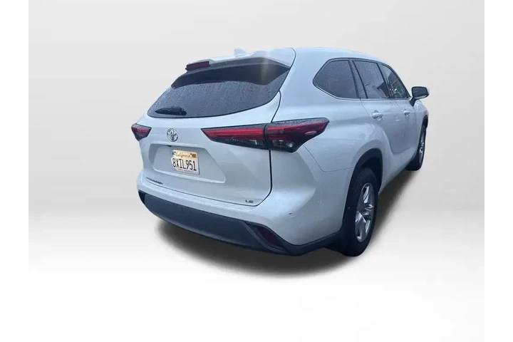 $27750 : Toyota Highlander 2021 LE 4d image 4