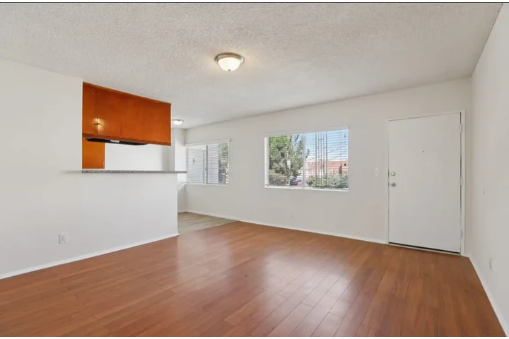 $2300 : 3 Bedroom Apt in West Adams image 2