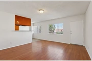 $2300 : 3 Bedroom Apt in West Adams thumbnail