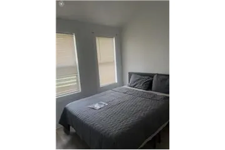 $700 : Rental property with 1 bedro image 2