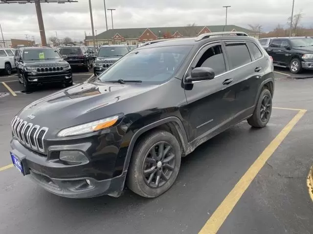 $10436 : Pre-Owned 2016 Cherokee Latit image 4