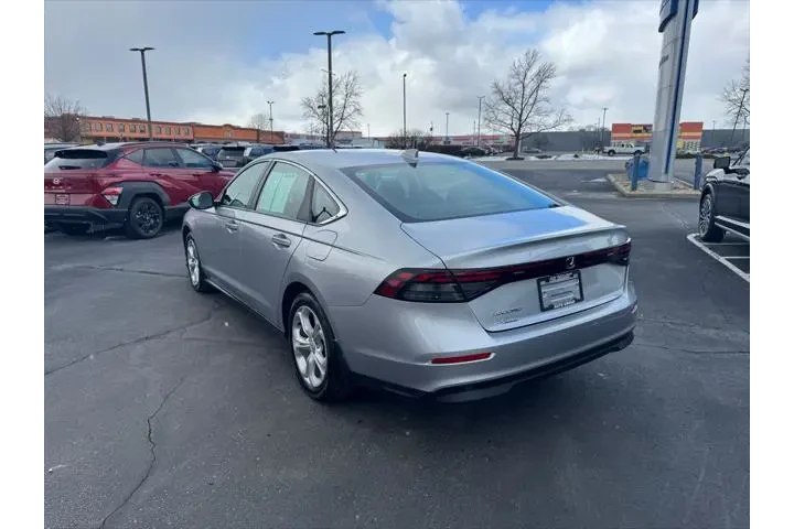 $25990 : Honda Accord 2024 LX 4dr Sed image 5