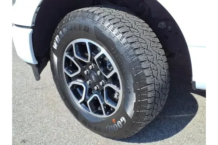 $39833 : Ford F-150 2023 4x4 XLT 4dr image 8