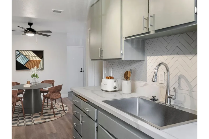 $1235 : Furnished Apt (Summer Meadows) image 6
