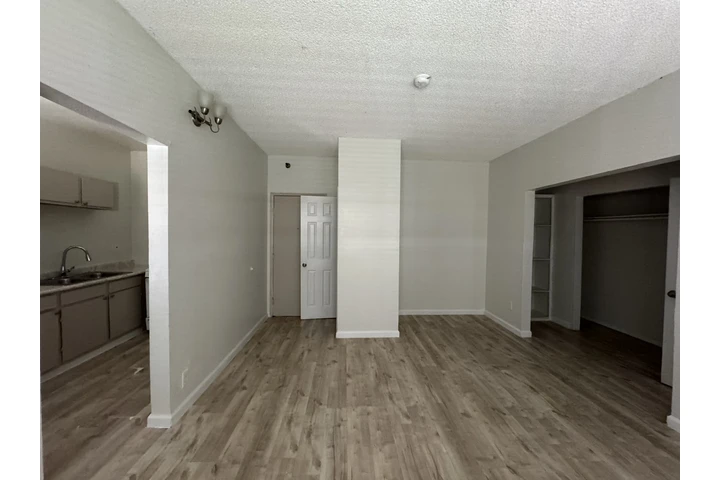 $1400 : Los Angeles Korea Town Studio image 1