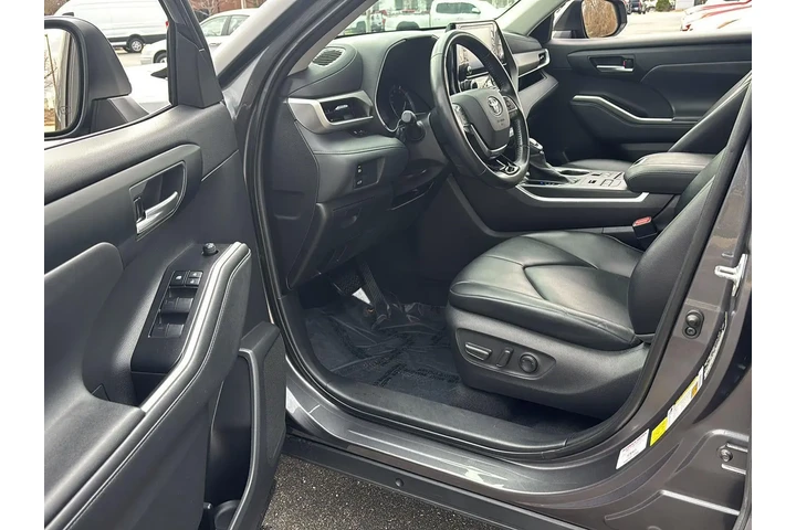 $31992 : 2021 Highlander XLE image 2