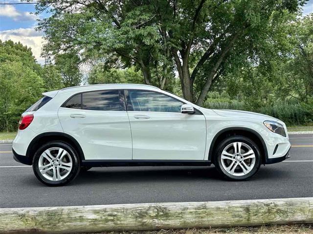 2016 GLA 250 4MATIC SUV image 9