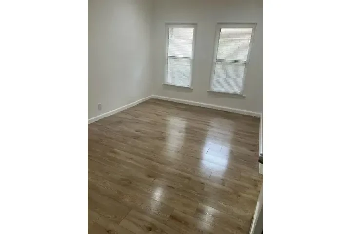 GLENDALE APARTMENT image 3