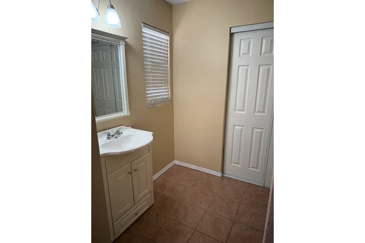 $1200 : Charming Southwest Home image 4