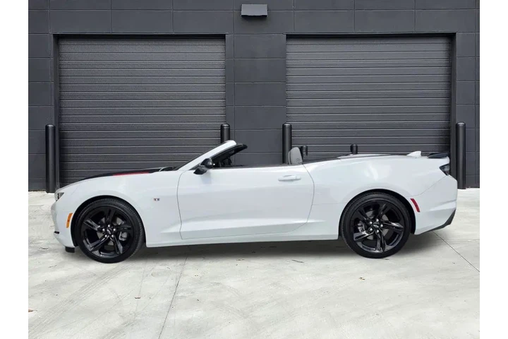 $32490 : Chevrolet Camaro 2023 LT 2dr image 2