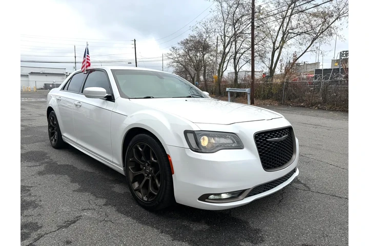 $17888 : 2019 300 300S RWD image 10