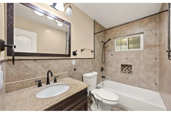 $2000 : 2 Bedroom House in Los Angeles image 9