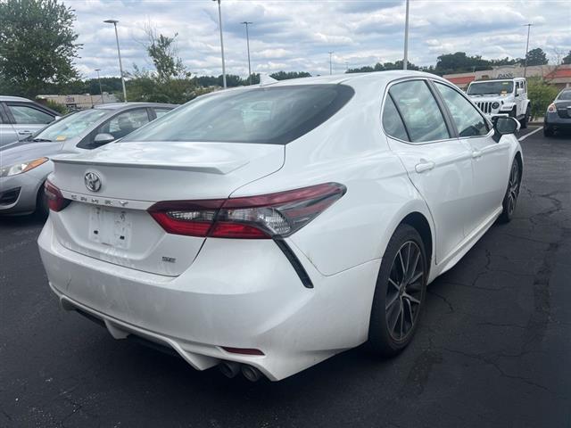 $23490 : PRE-OWNED 2022 TOYOTA CAMRY SE image 6