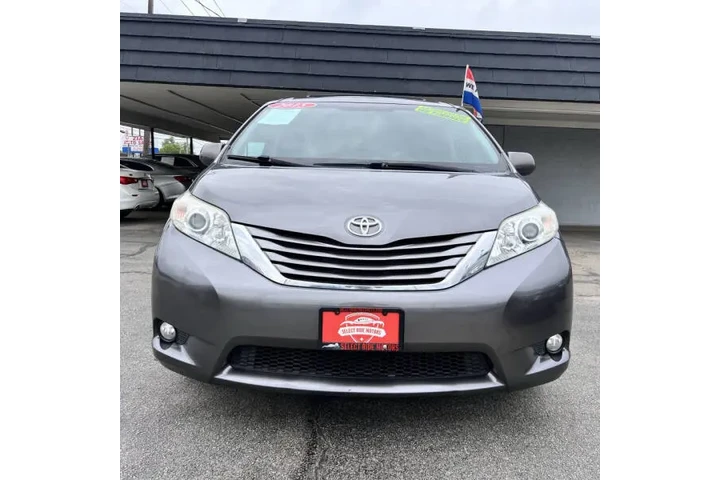 $16999 : 2015 Sienna XLE 8-Passenger image 4