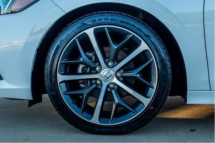 $26946 : Honda Civic 2024 Touring 4dr image 6