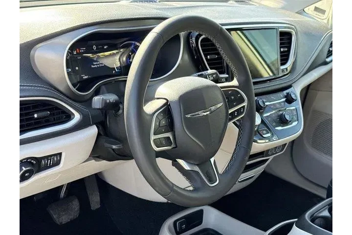 $20500 : Chrysler Pacifica Plug-In Hy image 9